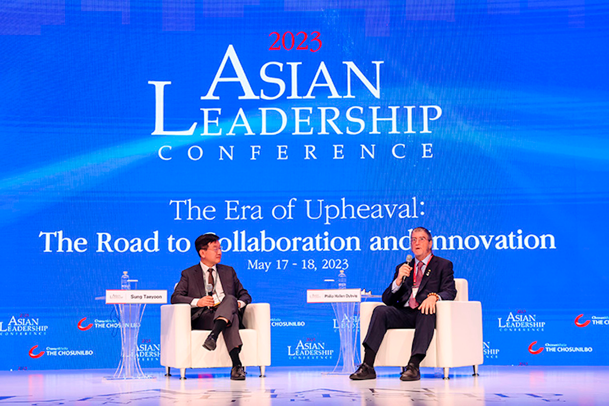 Sung (left) and Dybvig speak at the 2023 Asian Leadership Conference. (Image courtesy of ALC)